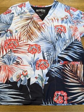 Barco Uniforms Grey’s Anatomy Floral Print Scrub Top in Coral & Navy